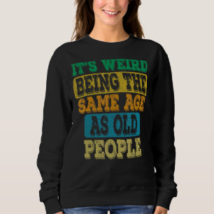 Camiseta É estranho ter a mesma idade que as Pessoas antiga