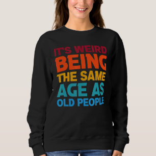 Camiseta É Estranho Ter A Mesma Idade Que As Pessoas Antiga