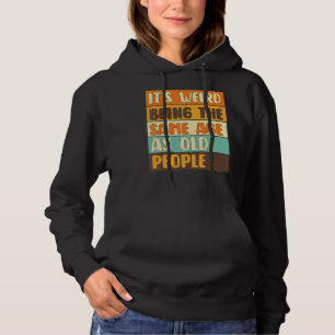 Camiseta É estranho ter a mesma idade que as Pessoas antiga