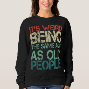 Camiseta É estranho ter a mesma idade que as Pessoas antiga