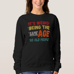 Camiseta É estranho ter a mesma idade que as Pessoas antiga