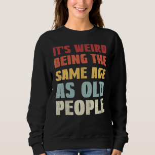 Camiseta É estranho ter a mesma idade que as Pessoas antiga