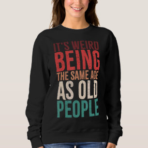 Camiseta É estranho ter a mesma idade que as Pessoas antiga