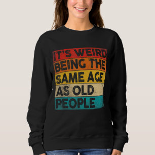 Camiseta É estranho ter a mesma idade que as Pessoas antiga
