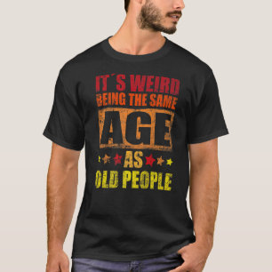 Camiseta É estranho ter a mesma idade que as Pessoas antiga