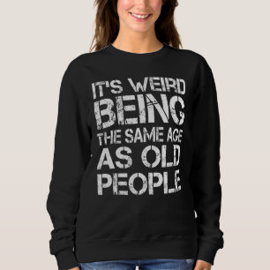 Camiseta É estranho ter a mesma idade que as Pessoas antiga