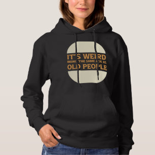 Camiseta É estranho ter a mesma idade que as Pessoas antiga