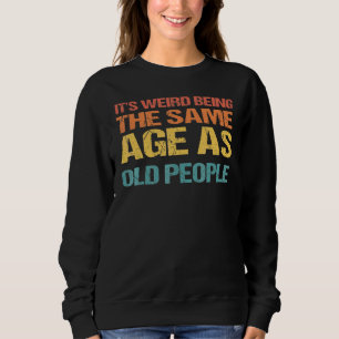 Camiseta É estranho ter a mesma idade que as Pessoas antiga