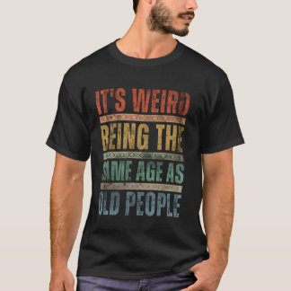 Camiseta É estranho ter a mesma idade que as Pessoas antiga