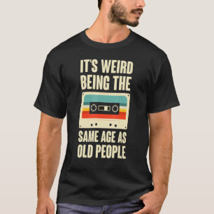 Camiseta É estranho ter a mesma idade que as Pessoas antiga