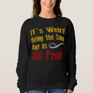 Camiseta É estranho ter a mesma idade que as Pessoas antiga
