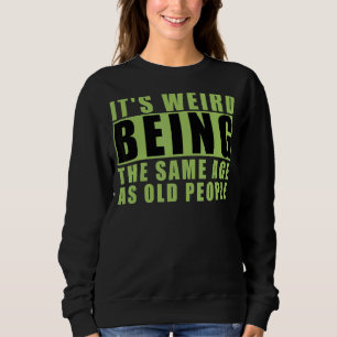 Camiseta É estranho ter a mesma idade que as Pessoas antiga