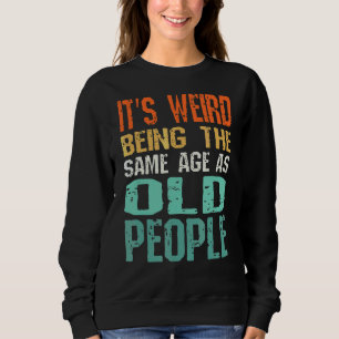 Camiseta É estranho ter a mesma idade que as Pessoas antiga