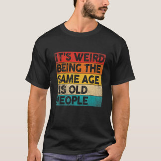 Camiseta É estranho ter a mesma idade que as Pessoas antiga