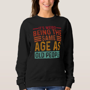 Camiseta É estranho ter a mesma idade que as Pessoas antiga