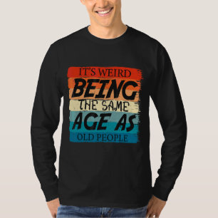 Camiseta É estranho ter a mesma idade que as Pessoas antiga