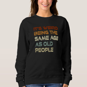 Camiseta É estranho ter a mesma idade que as Pessoas antiga