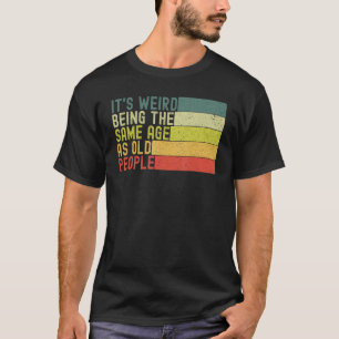 Camiseta É estranho ter a mesma idade que as Pessoas antiga
