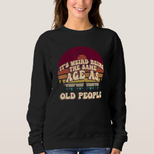 Camiseta É estranho ter a mesma idade que as Pessoas antiga