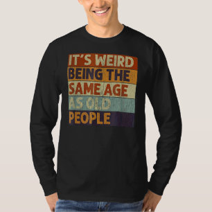 Camiseta É estranho ter a mesma idade que as Pessoas antiga