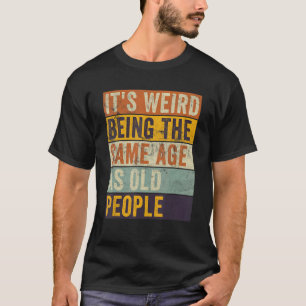 Camiseta É estranho ter a mesma idade que as Pessoas antiga