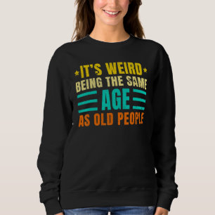 Camiseta É estranho ter a mesma idade que as Pessoas antiga