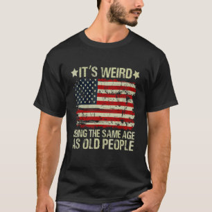 Camiseta É Estranho Ter a Mesma Idade que as Pessoas Idosas