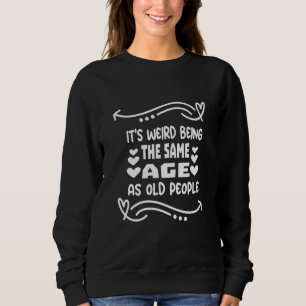 Camiseta É Estranho Ter a Mesma Idade que as Pessoas Idosas