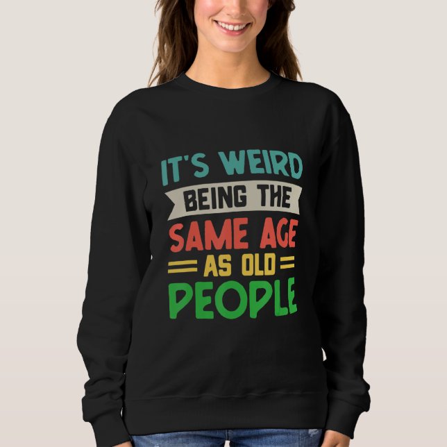 Camiseta É Estranho Ter a Mesma Idade que as Pessoas Velhas (Frente)