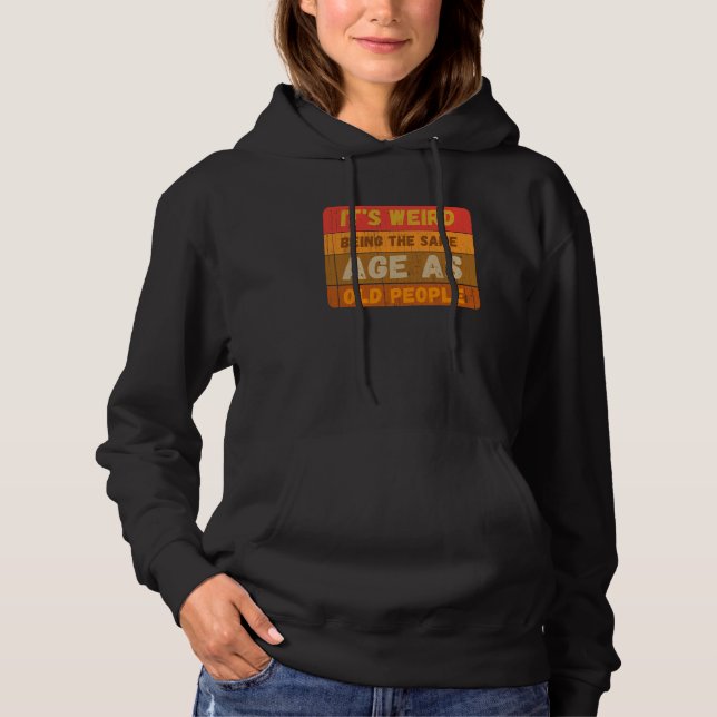 Camiseta É Estranho Ter a Mesma Idade Que as Pessoas Velhas (Frente)