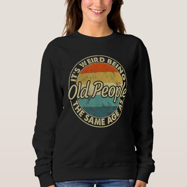 Camiseta É Estranho Ter a Mesma Idade Que as Pessoas Velhas (Frente)