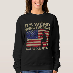 Camiseta É Estranho Ter a Mesma Idade que as Pessoas Velhas
