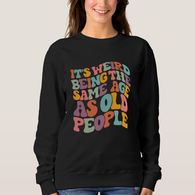 Camiseta É Estranho Ter a Mesma Idade que as Pessoas Velhas (Frente)