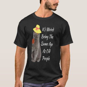 Camiseta É Estranho Ter a Mesma Idade Que as Pessoas Velhas