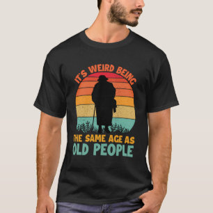 Camiseta É Estranho Ter A Mesma Idade Que As Pessoas Velhas