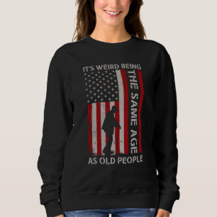 Camiseta É Estranho Ter a Mesma Idade Que as Pessoas Velhas