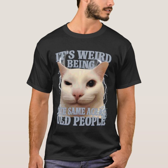 Camiseta É Estranho Ter a Mesma Idade Que as Pessoas Velhas (Frente)
