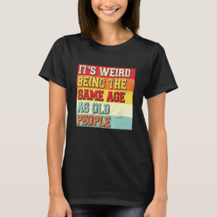 Camiseta É Estranho Ter a Mesma Idade Que as Pessoas Velhas