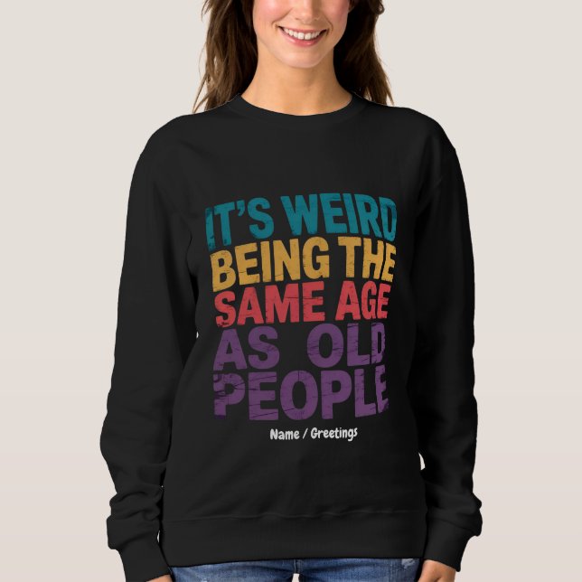 Camiseta É Estranho Ter a Mesma Idade que as Pessoas Velhas (Frente)