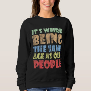 Camiseta É estranho ter a mesma idade que as Pessoas velhas