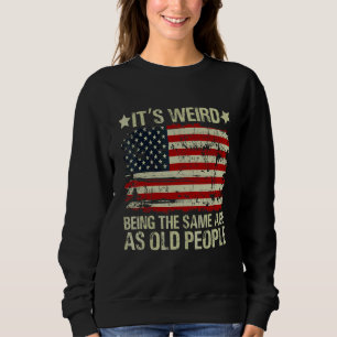 Camiseta É Estranho Ter a Mesma Idade que as Pessoas Velhas