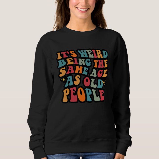 Camiseta É Estranho Ter a Mesma Idade que as Pessoas Velhas (Frente)