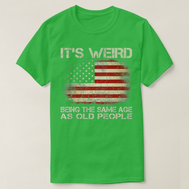 Camiseta É Estranho Ter A Mesma Idade Que As Pessoas Velhas (Frente do Design)