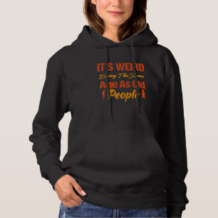 Camiseta É Estranho Ter a Mesma Idade Que as Pessoas Velhas