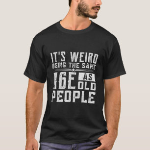 Camiseta É Estranho Ter A Mesma Idade Que Pessoas Idosas