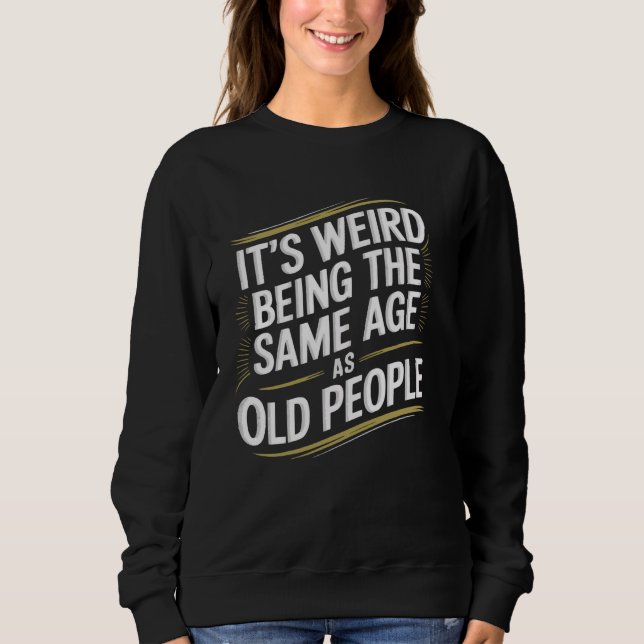 Camiseta É Estranho Ter a Mesma Idade que Pessoas Idosas É  (Frente)