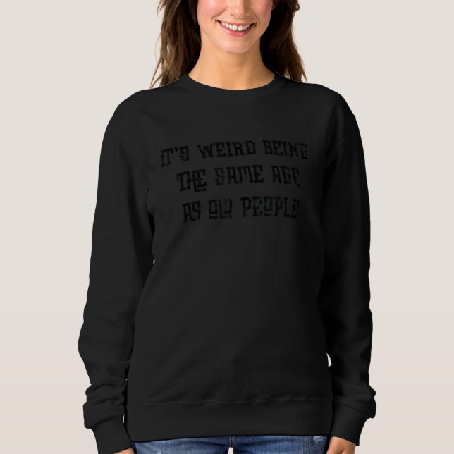 Camiseta É Estranho Ter a Mesma Idade que Pessoas Velhas (Frente)