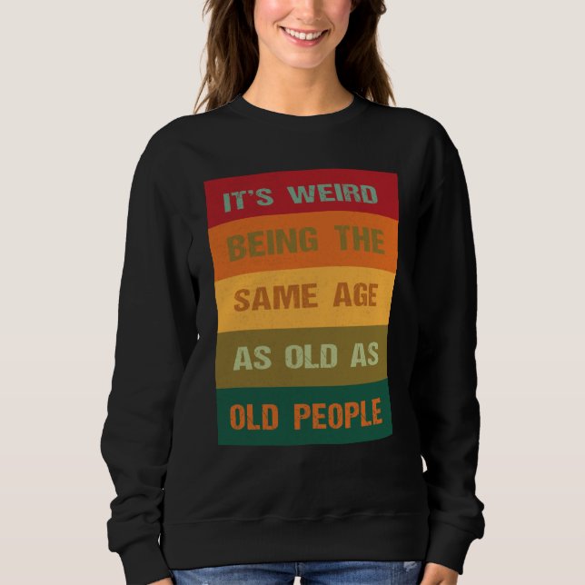 Camiseta É Estranho Ter a Mesma Idade Que Pessoas Velhas  2 (Frente)