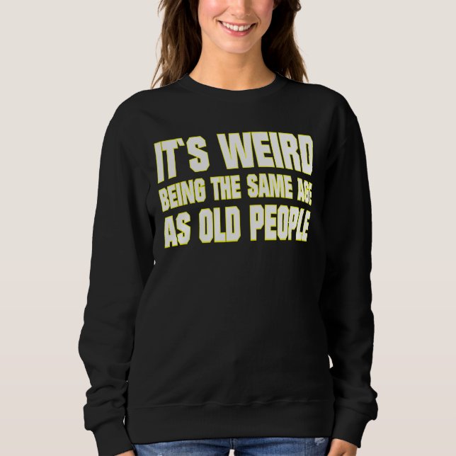 Camiseta É estranho ter a mesma idade que pessoas velhas ad (Frente)
