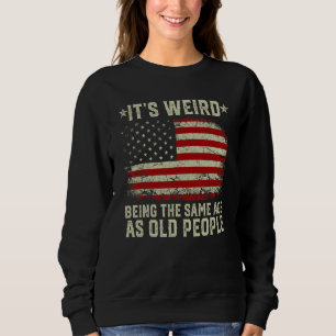 Camiseta É Estranho Ter A Mesma Idade Que Pessoas Velhas Am
